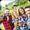 Junge Freunde amüsieren sich beim Selfie im Weingut-Weinberg im Freien
